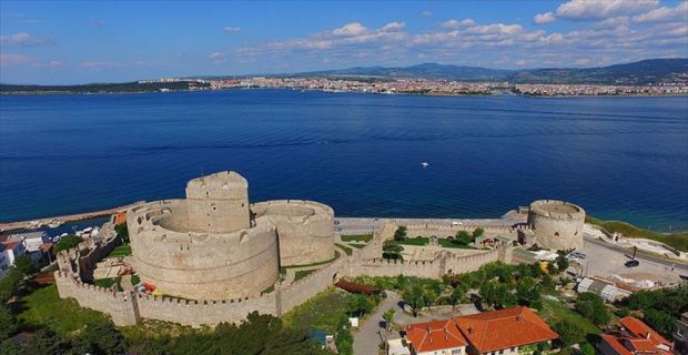 Fatih Sultan Mehmet'in İstanbul kuşatması sırasında Çanakkale Boğazı'nın iki yakasına