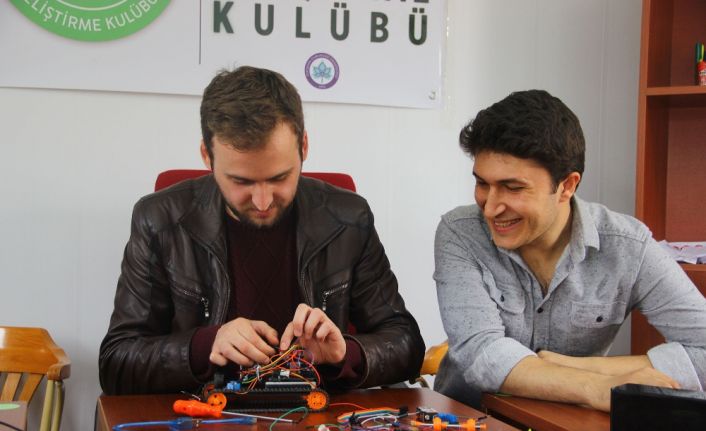 Eskişehir Osmangazi Üniversitesi Mühendislik Projeleri Geliştirme Kulübü üyeleri, yurt dışından