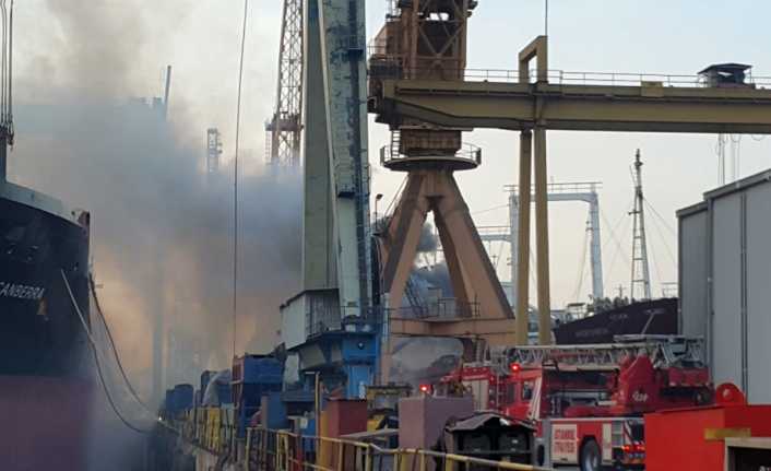 Tuzla’da tersaneler bölgesinde gemide yangın Tuzla tersaneler bölgesinde bir gemide henüz bilinmeyen bir nedenle yaşanan