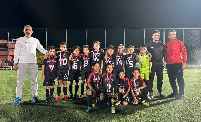 Erzincan Tenis Kulübünü 3-0 mağlup eden Erzincan Vefaspor oldu.