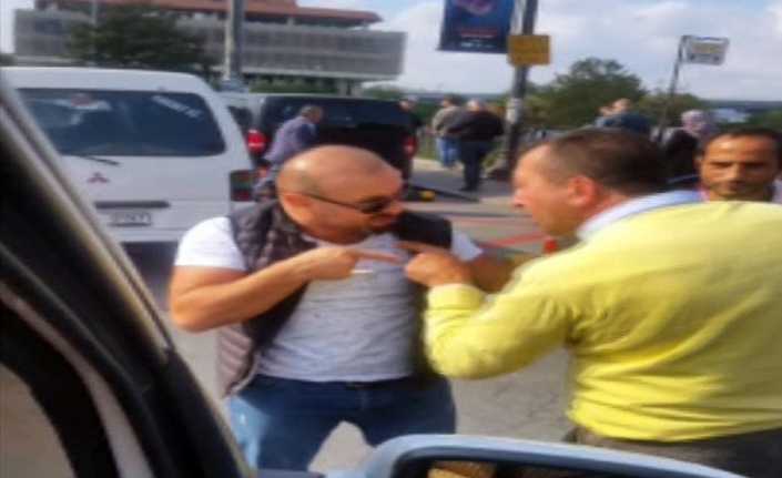 İstanbul Eminönü’nde kadın bir müşteriyi araca almayan taksicileri görüntüleyen UBER