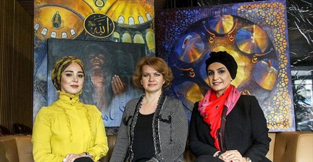 Yaklaşık 5 yıl önce bir araya gelen üç kadın ressam,