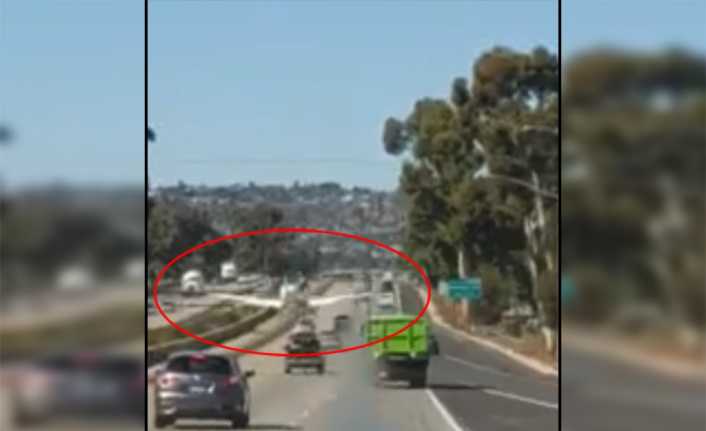 Uçak araçların arasına böyle indi. 