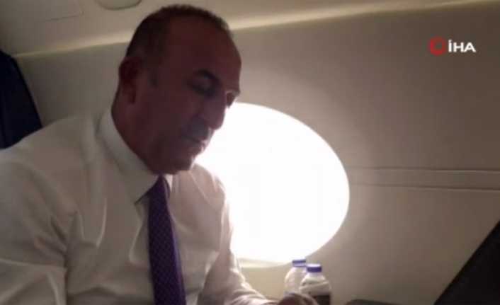 Dışişleri Bakanı Mevlüt Çavuşoğlu, yoğun gündemine uçakta da ara vermeden