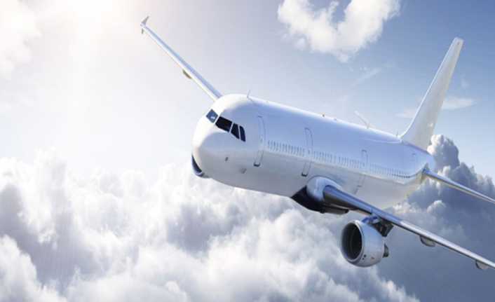 Hindistan’da havalanan bir uçakta basıncın düşmesi nedeniyle 30 yolcunun burnu