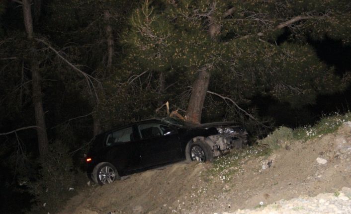 Manisa’nın Spil Dağı’nda kontrolden çıkan otomobil onlarca metrelik uçuruma yuvarlandı.