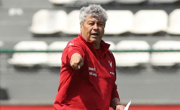A Milli Futbol Takımı Teknik Direktörü Mircea Lucescu, U19 Milli