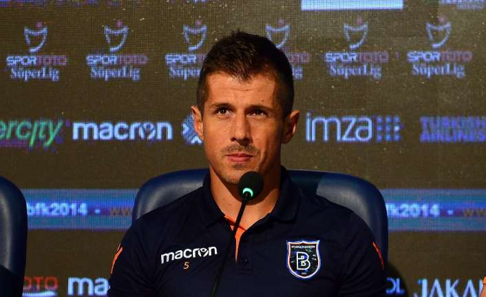 Medipol Başakşehirli futbolcu Emre Belözoğlu, UEFA Avrupa Ligi’nde gruplara kalmak