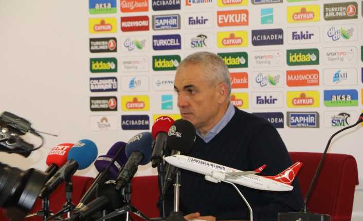 Atiker Konyaspor Teknik Direktörü Rıza Çalımbay, Uğur Demirok’un saha içerisindeki