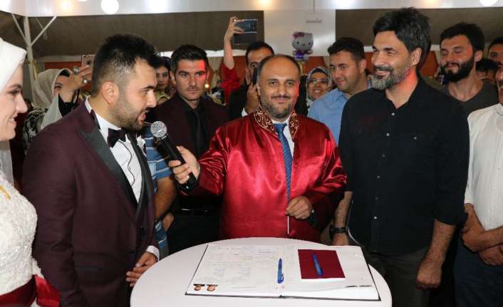 Ünlü sanatçı Uğur Işılak, Konya’nın Beyşehir ilçesinde genç bir çiftin