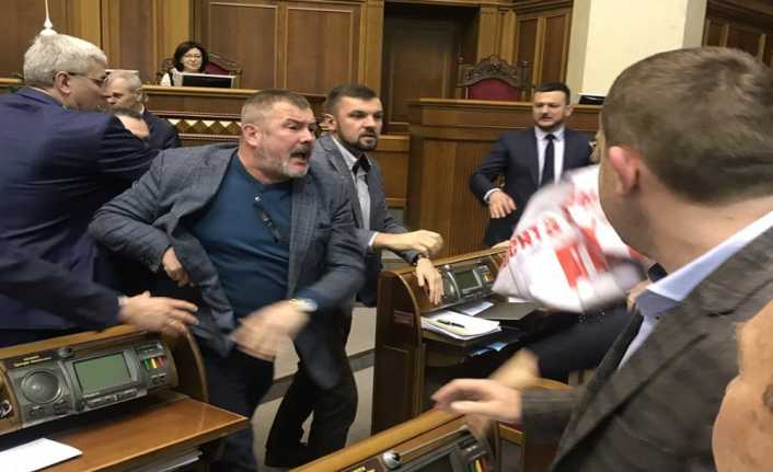 Ukrayna Parlementosu milletvekilleri, Ukrayna Kilisesi’nin Rusya’dan ayrılması ile ilgili düzenlenen
