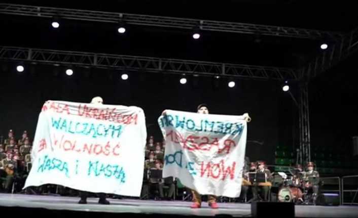 Polonya’da düzenlenen Rus Kızılordu Korosu konseri sırasında Ukraynalı protestocular, sahneyi