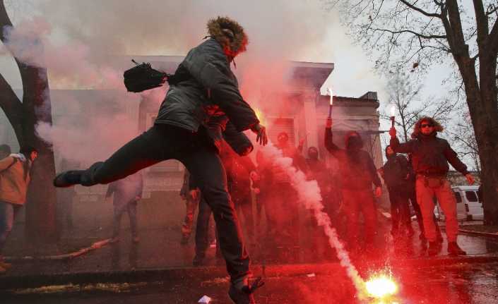Ukraynalı milliyetçiler, Rusya’nın Ukrayna gemilerine el koyması nedeniyle Harkov’daki Rus