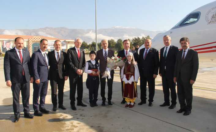 Erzincan’a gelen Ulaştırma ve Altyapı Bakanı Abdulkadir Uraloğlu, Yıldırım Akbulut