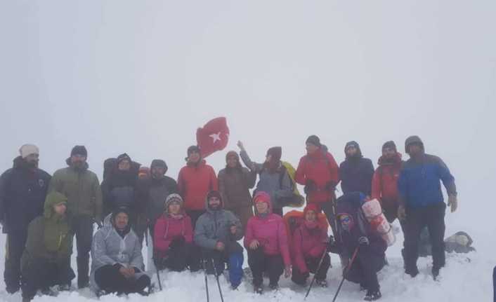 Kış turizminin önemli merkezlerinden Uludağ, beyaz gelinliğini erken giydi.