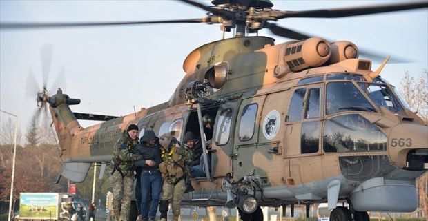 Uludağ'da yürüyüş yaparken Bakacak mevkisinde mahsur kalan 3 kişi askeri