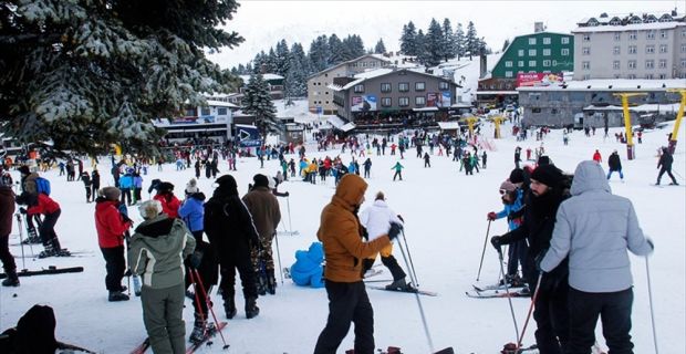 Türkiye'nin önemli kış turizm merkezlerinden Uludağ'da konaklama tesisleri ve pistler,