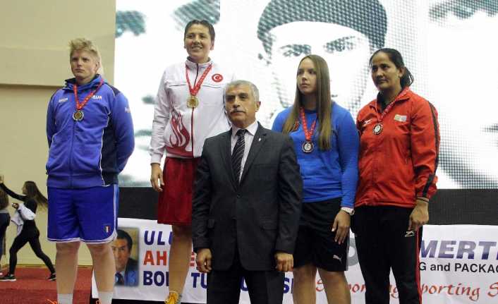 32. Uluslararası Ahmet Cömert Boks Turnuvası, final karşılaşmalarıyla sona erdi.