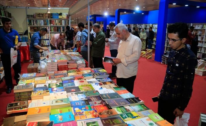 Irak'ta yüzlerce yayınevinin katılımıyla düzenlenen "Uluslararası Bağdat Kitap Fuarı" kapılarını