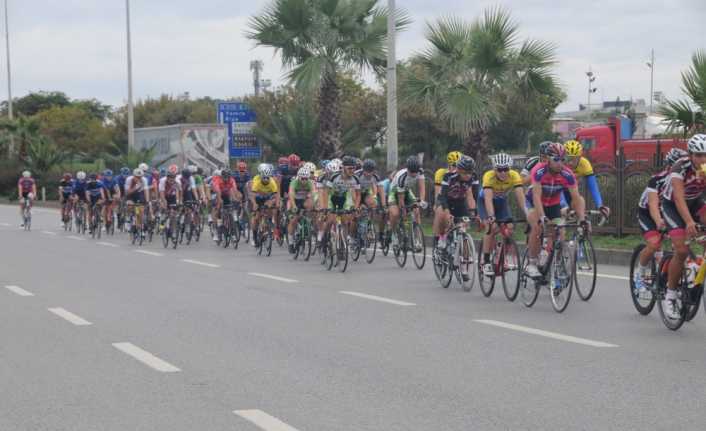 Rize’den start alan Uluslararası Karadeniz Bisiklet Turu’nda yarışan bisikletçiler, bugün