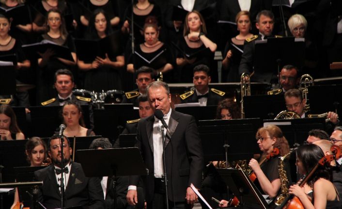 17. Mersin Uluslararası Müzik Festivali’nin kapanış konserinde sahne alan, Mersin