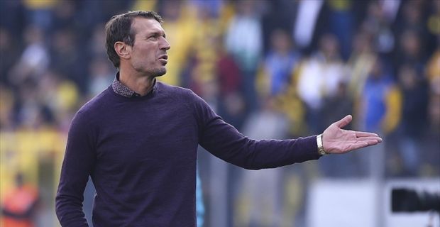 Ümraniyespor Teknik Direktörü Bektaş, "Kendi kendimize mağlup oluyoruz, rakipler bize