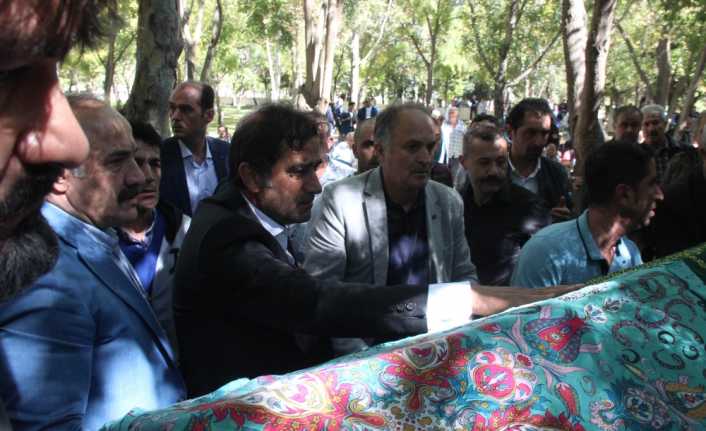 Trabzonspor Teknik Direktörü Ünal Karaman’ın vefat eden annesi Şefika Karaman,