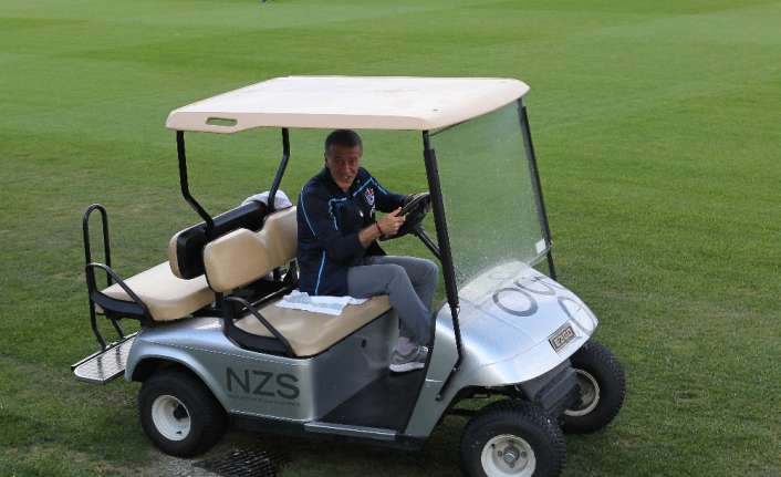 Trabzonspor Kulübü Başkanı Ahmet Ağaoğlu, Teknik Direktör Ünal Karaman’ı övdü.