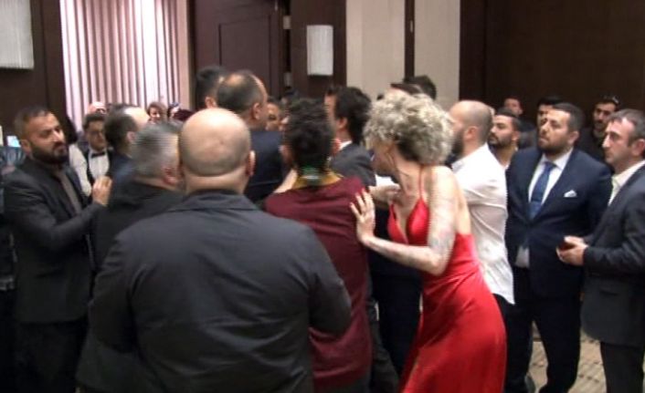 ‘Karımı Gördünüz mü?’ filminin galasında oyuncu Berna Öztürk ,kendisini sosyal