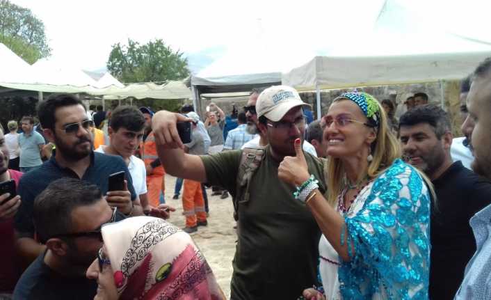 Bir dizi etkinliğe katılmak üzere Van’a gelen ünlü manken Tuğba