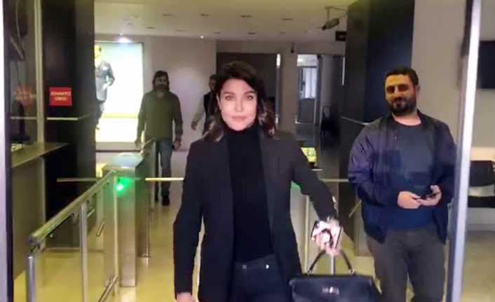 Ünlü manken Deniz Akkaya’nın tehditle aracına el koyduğunu, yanındaki 2