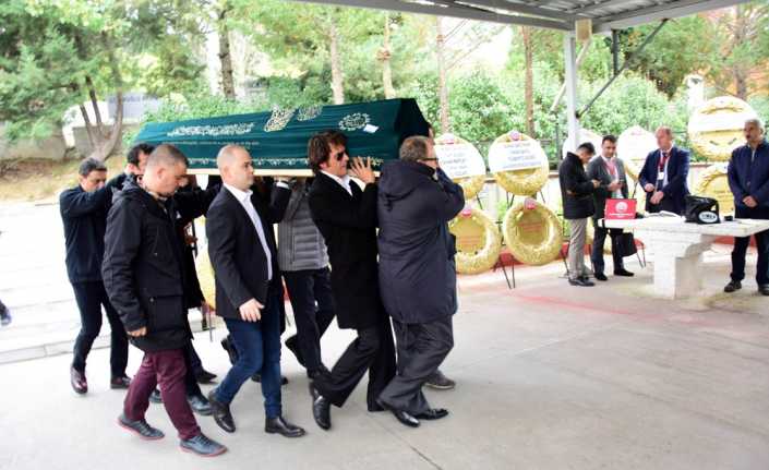 İtalya’da yaşayan ünlü oyuncu Mehmet Günsür’ün hayatını kaybeden babası Teoman