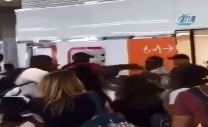 Fransa’nın en ünlü rap şarkıcılarından Booba ve Kaaris, Orly Havalimanında