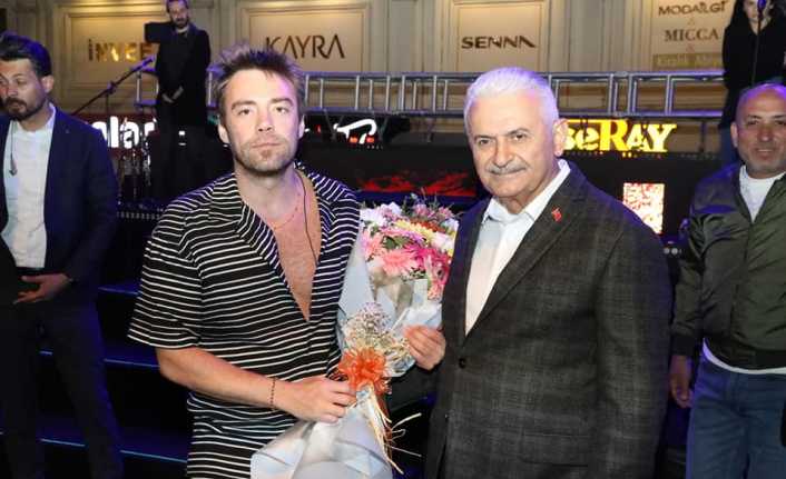 ErzinCANFest 2022 etkinliklerinin son akşamında Ünlü Popçu Murat Dalkılıç, Cumhuriyet