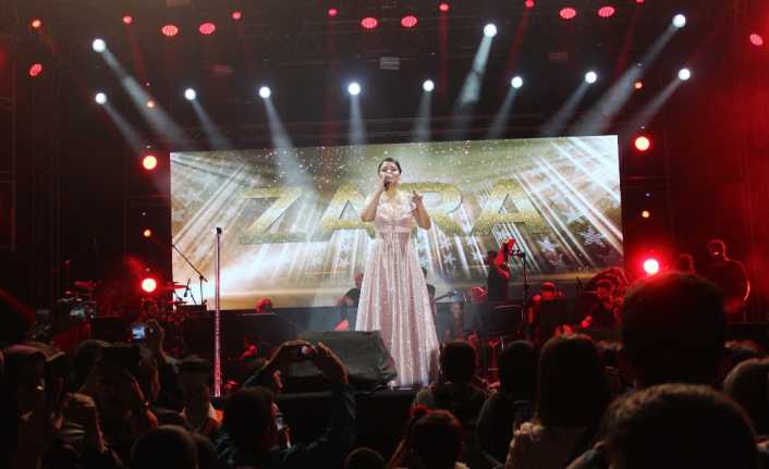 Çiğ Köfte Festivali kapsamında Adıyaman’a gelerek konser veren ünlü sanatçı