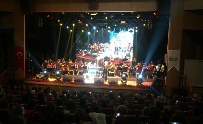 Esenler Belediyesi’nin usta sanatçı Kayahan için düzenlediği ‘İyi ki Doğdun