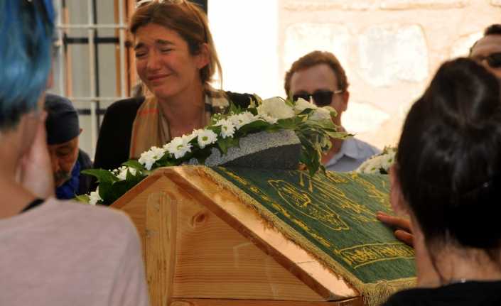Ameliyat sırasında hayatını kaybeden ünlü senarist ve sinema araştırmacısı Deniz