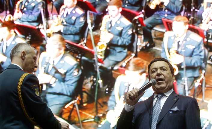 Rusya’nın efsane ses sanatçılarından Yosif Kobzon, 80 yaşında yaşamını yitirdi.
