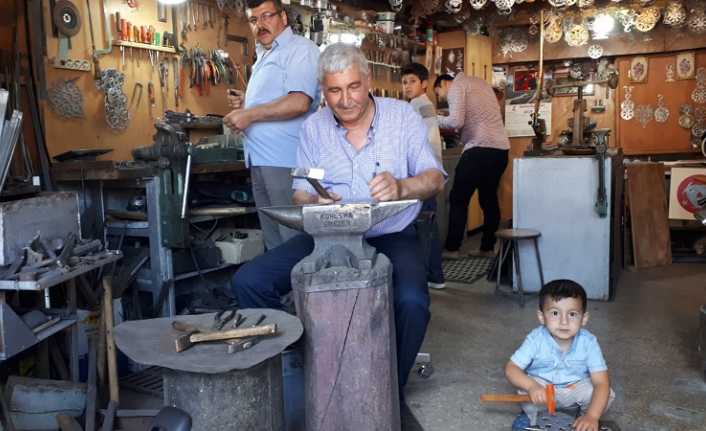 Erzincan'ın Kemaliye ilçesinde kapı tokmağı ustası Mustafa Demirci,  unutulmaya