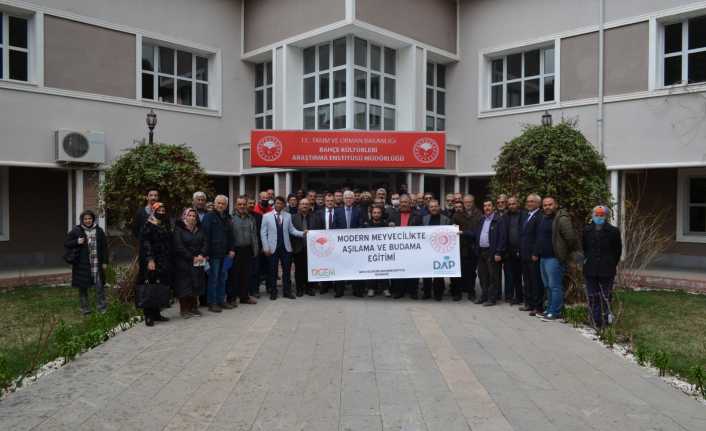 Üreticilere Pestisit Kullanımı Konusunda Bilgilendirme Yapıldı Tarımsal ürünlerde hasat öncesi zirai ilaç kalıntısı konusunda üreticilere bilgilendirme