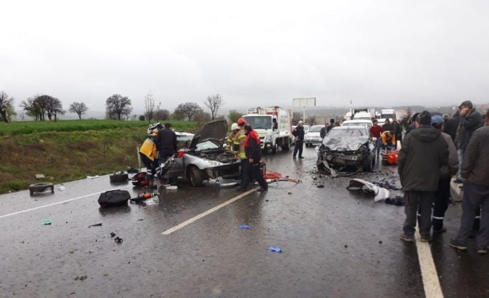 Uşak’ta 4 aracın karıştığı trafik kazasında 3 kişi hayatını kaybetti.
