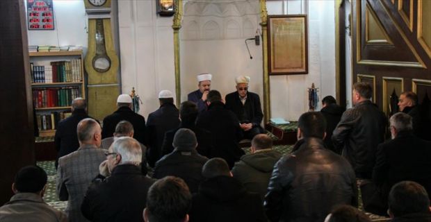 Makedonya'da eski Üsküp Türk Çarşısı'nda bulunan Murat Paşa Camisi'nde yatsı