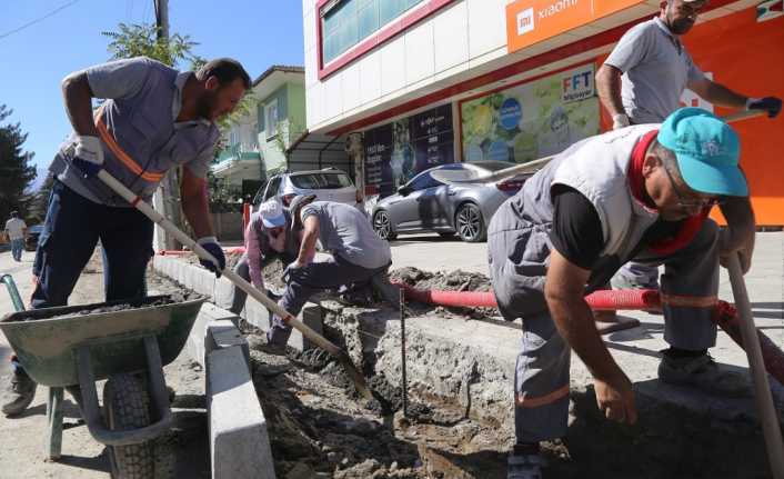 Erzincan Belediyesi tarafından şehrin farklı noktalarında üst yapı çalışmaları devam