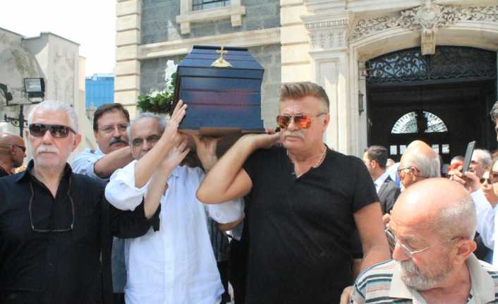 Türk sinemasının usta ismi Aram Gülyüz, son yolculuğuna uğurlandı. 