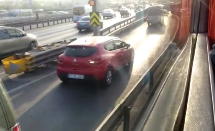 İstanbul Küçükçekmece’de yan yolda ilerleyen sürücüler trafik yoğunluğunu görünce geri