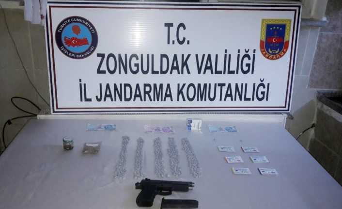 Zonguldak’ta jandarmanın düzenlediği operasyonda durdurulan araçta 500 adet extacy hap,