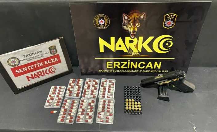 Yapılan operasyonda; 99 adet sentetik ecza maddesi, 1 adet silah