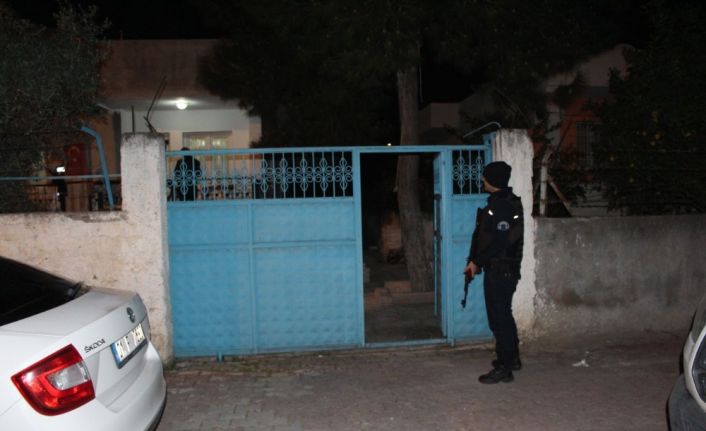 Adana’nın Ceyhan ilçesinde şafak vakti düzenlenen uyuşturucu operasyonunda gözaltına alınan