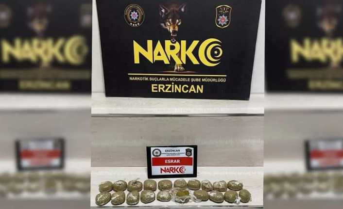 Erzincan'da 973.46 gram toz esrarla yakalanan 2 şüpheliden biri uyuşturucu