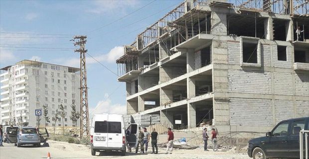 Diyarbakır'ın Silvan ilçesinde eve düzenlenen operasyonda ele geçirilen tabancanın, Jandarma